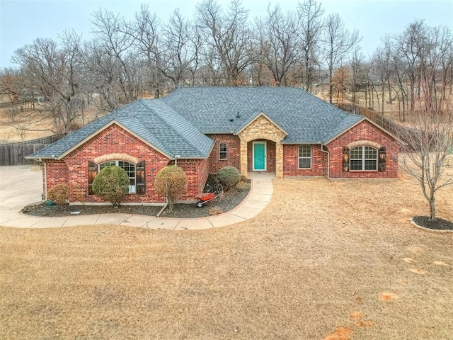 view of front facade featuring a front lawn