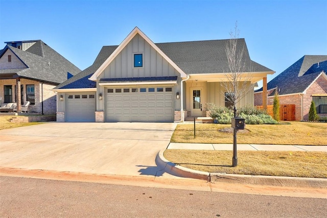 view of front facade featuring a garage and a front yard