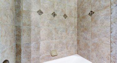 room details with tiled shower / bath