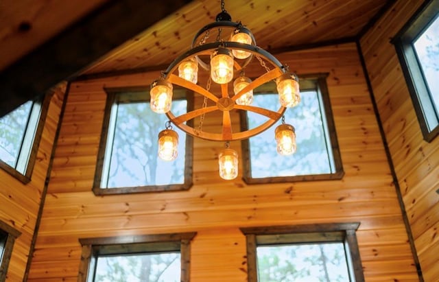 room details featuring a chandelier