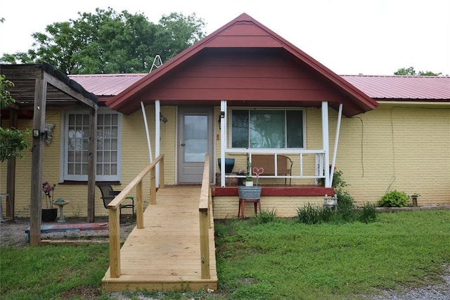 view of front of property featuring a front yard and covered porch