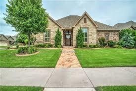 view of front facade featuring a front lawn