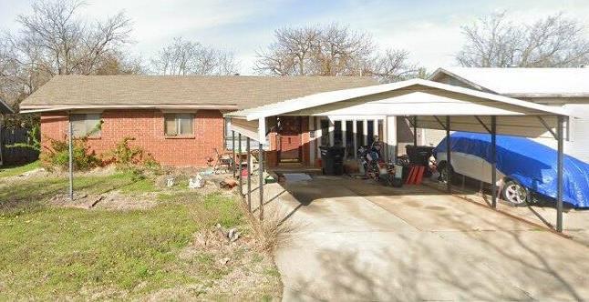 view of front of property with a front lawn