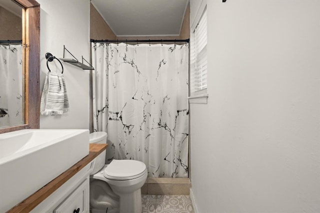 bathroom with a shower with curtain, vanity, and toilet