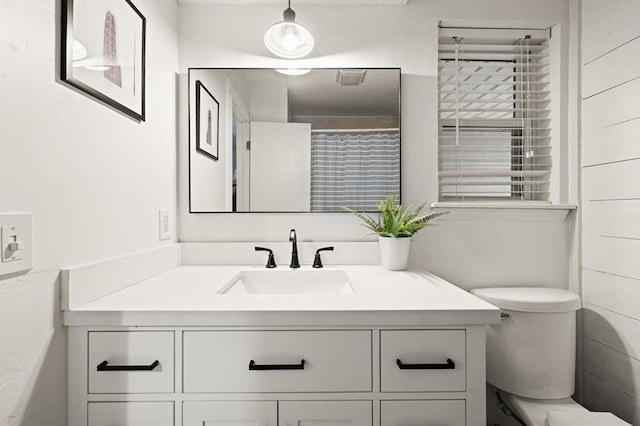 bathroom with vanity, toilet, and a shower with shower curtain