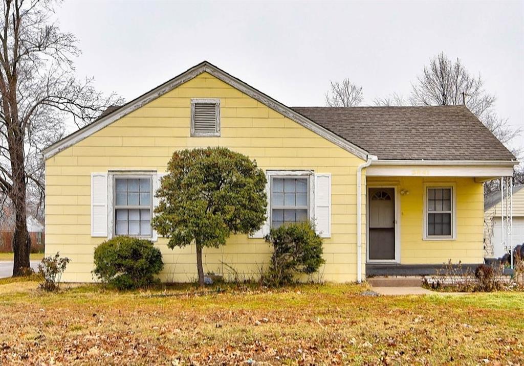 view of front of house with a front lawn