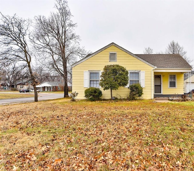 ranch-style house featuring a front yard