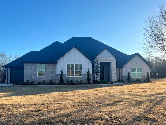 view of front facade featuring a garage and a front lawn