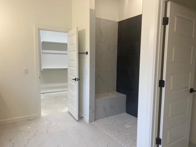 bathroom featuring tiled shower