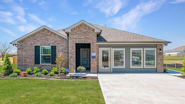 view of front of property with a front yard