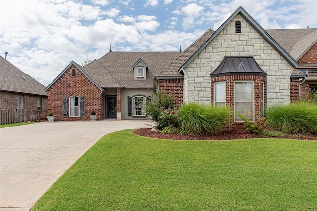 view of front of property featuring a front lawn