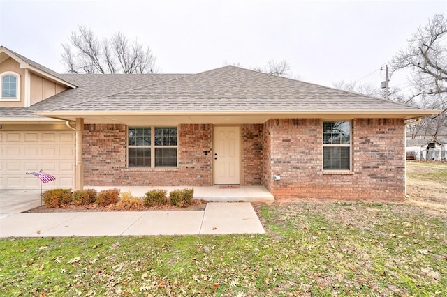 view of front of house featuring a garage and a front yard