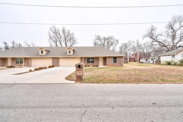 view of front of home featuring a front lawn