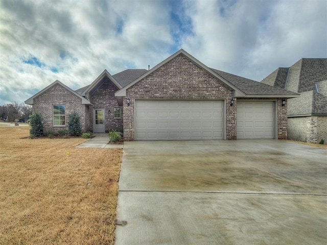 view of front facade featuring a garage and a front lawn