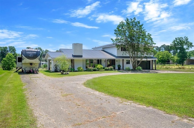 view of front of property featuring a front lawn