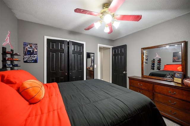 bedroom with a textured ceiling, ceiling fan, and a closet