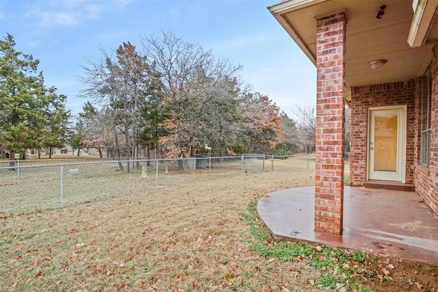 view of yard featuring a patio