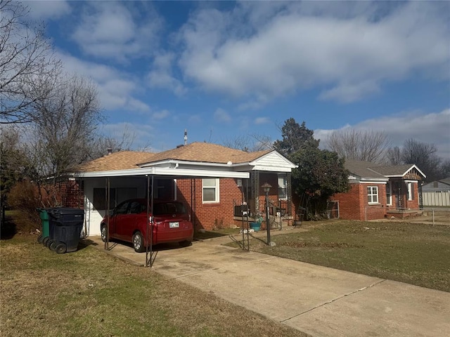 view of front of home featuring a carport and a front lawn