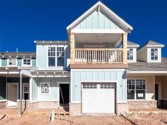 view of front facade featuring a garage and a balcony