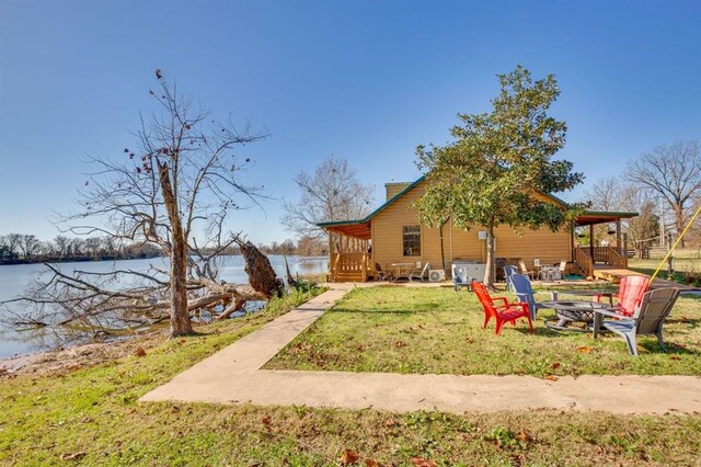 view of yard featuring a water view