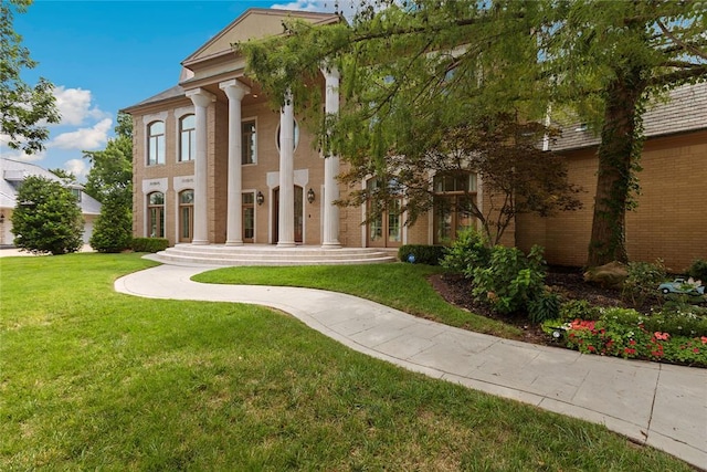 view of property's community featuring a lawn