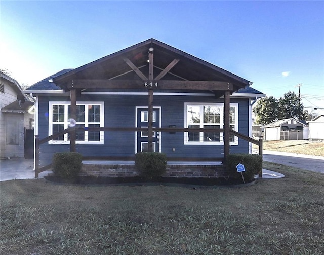 view of front of house with a front yard