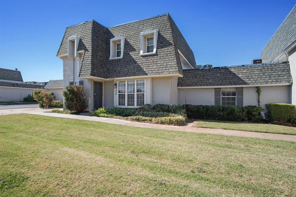 view of front facade featuring a front yard