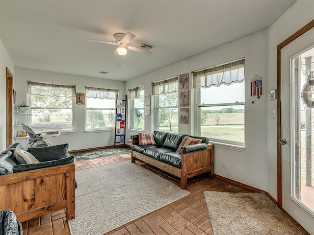 sunroom with ceiling fan