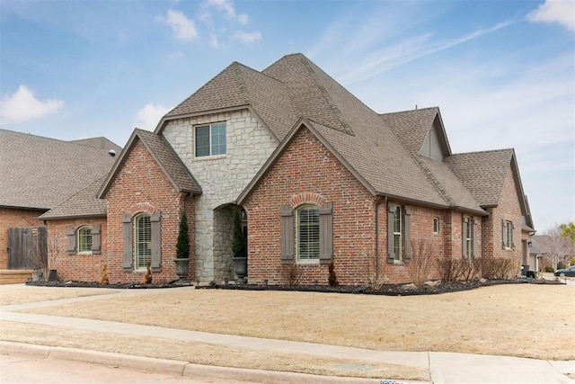 view of front of property featuring a front lawn