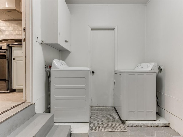 laundry area featuring cabinets and washing machine and clothes dryer