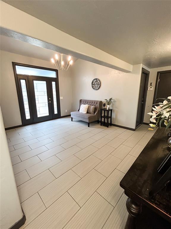 entryway with a notable chandelier