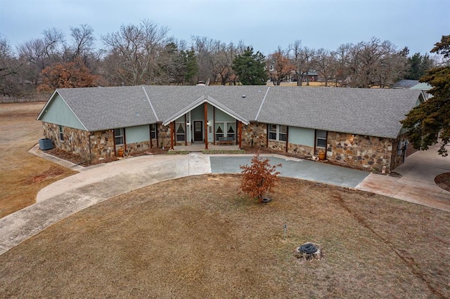 ranch-style house featuring a front yard