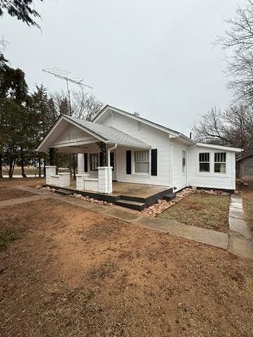 view of front of property featuring a porch