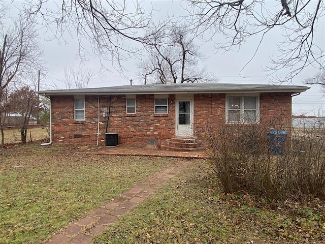 back of house featuring a yard