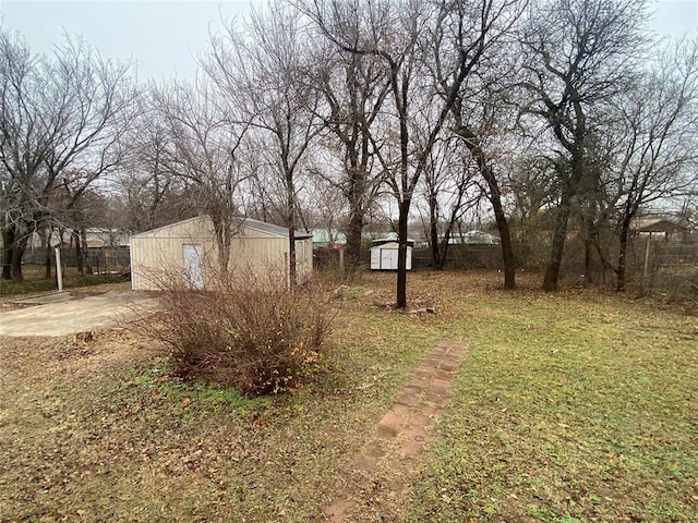 view of yard with a storage unit