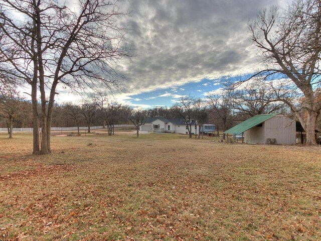 view of yard with an outdoor structure