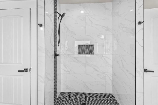 bathroom featuring tiled shower