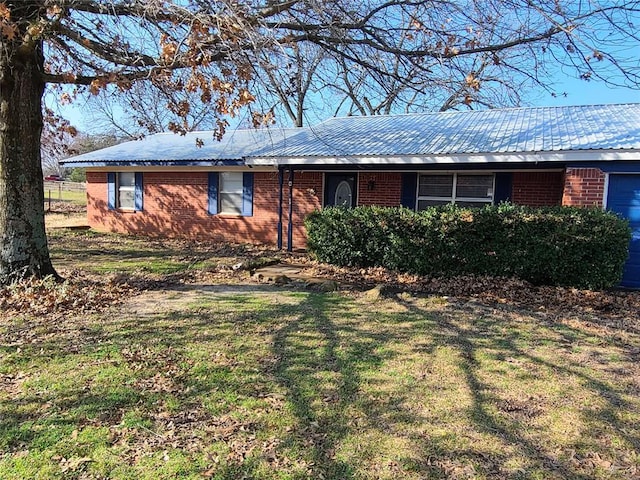 ranch-style home with a front yard