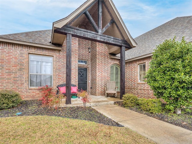 view of front of house with a front lawn