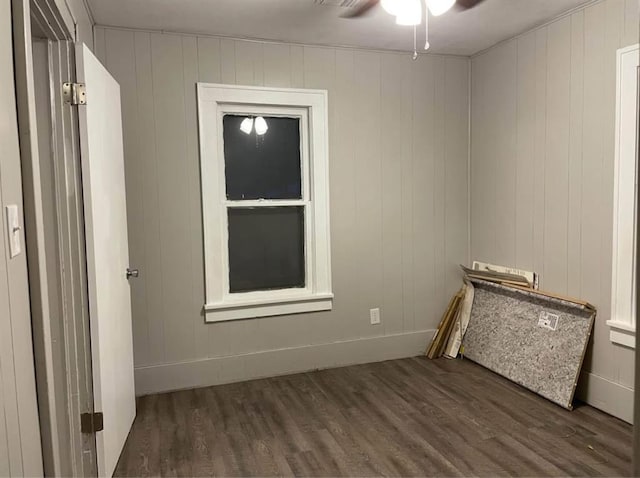 spare room with dark wood-type flooring and ceiling fan