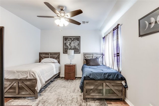 bedroom with ceiling fan