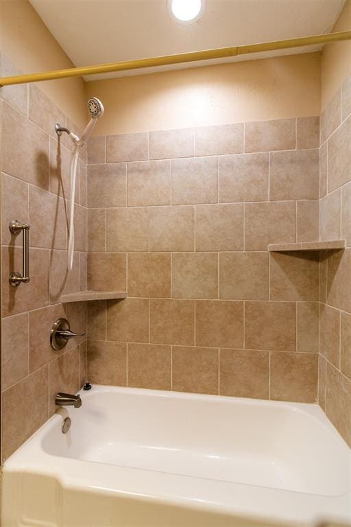 bathroom with tiled shower / bath