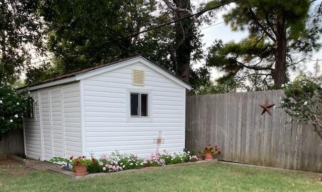 view of outdoor structure featuring a yard