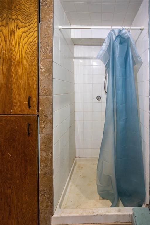 bathroom featuring a shower with shower curtain