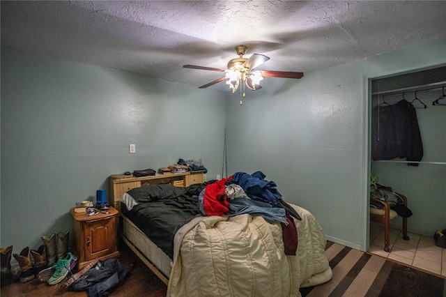 bedroom featuring ceiling fan and a textured ceiling