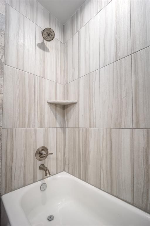 bathroom featuring tiled shower / bath