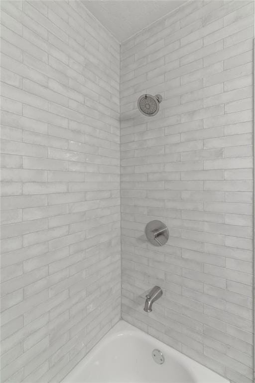 bathroom featuring tiled shower / bath combo