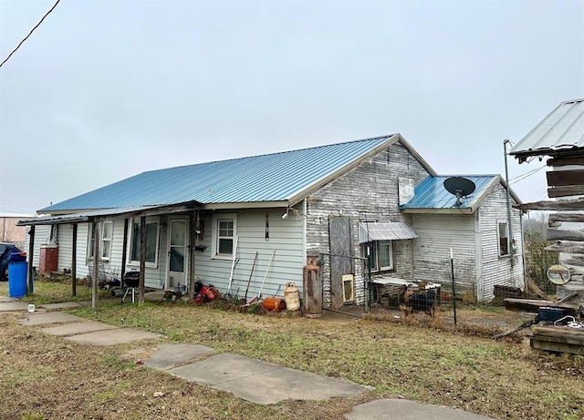 view of front of house with a front lawn