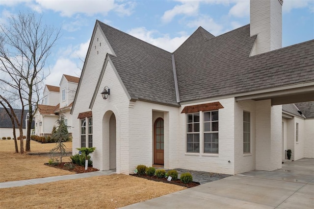 view of front of property featuring a front lawn