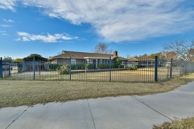 view of front facade featuring a front lawn